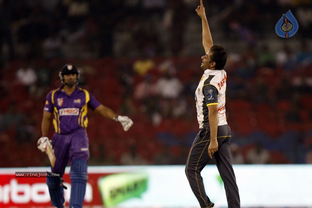 Bengal Tigers Vs Mumbai Heroes Match - 7 / 216 photos