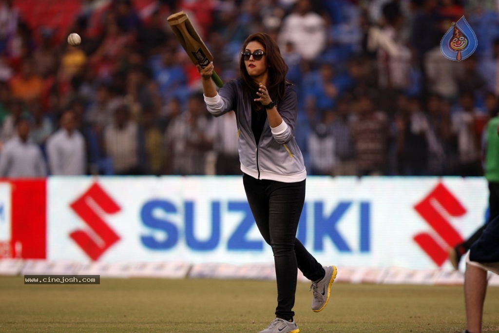 Bengal Tigers Vs Mumbai Heroes Match - 11 / 216 photos