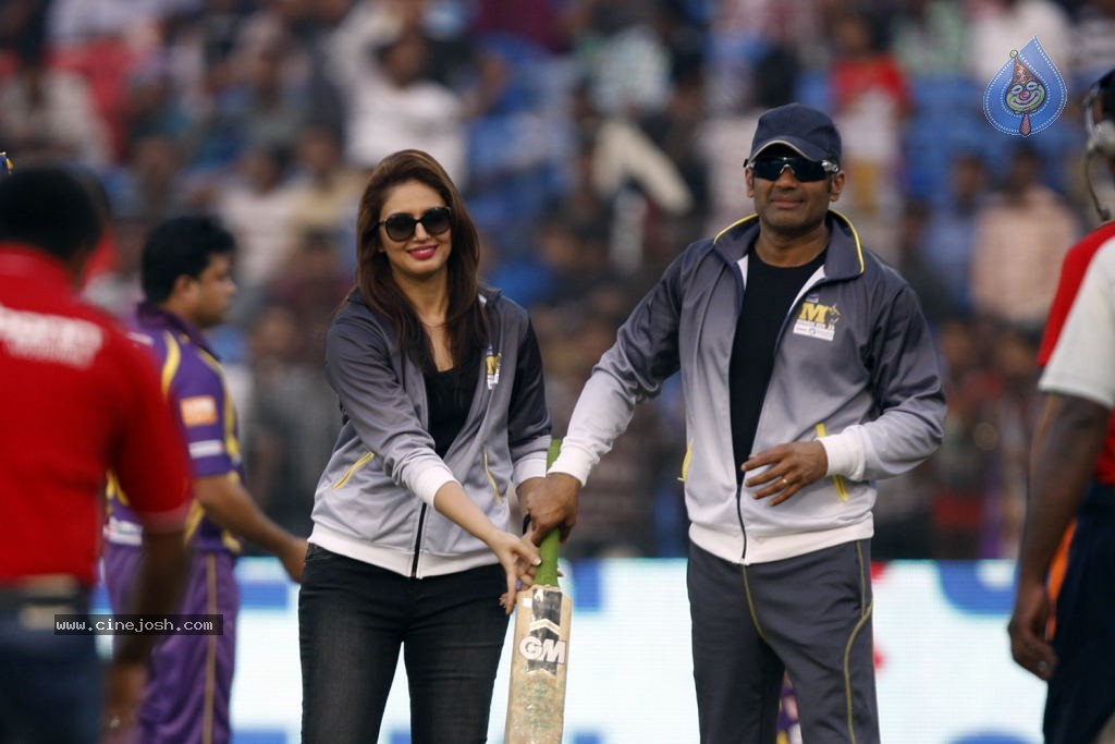 Bengal Tigers Vs Mumbai Heroes Match - 28 / 216 photos