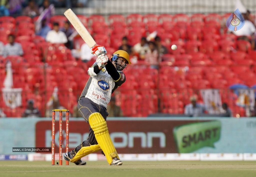 Bengal Tigers Vs Mumbai Heroes Match - 40 / 216 photos