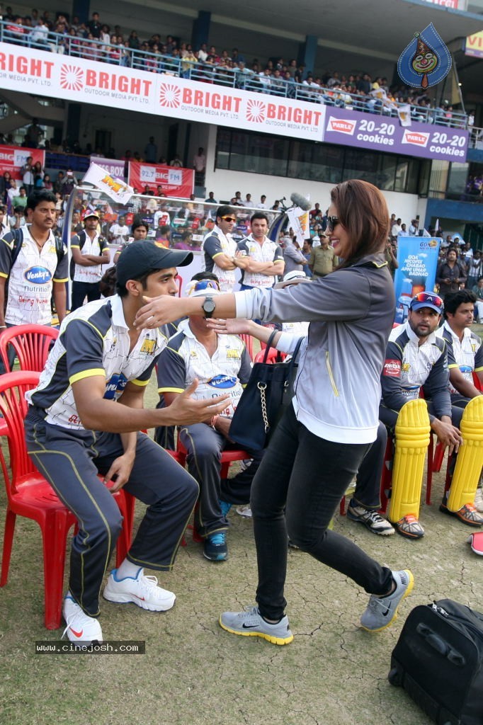 Bengal Tigers Vs Mumbai Heroes Match - 50 / 216 photos