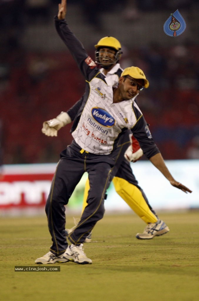 Bengal Tigers Vs Mumbai Heroes Match - 59 / 216 photos