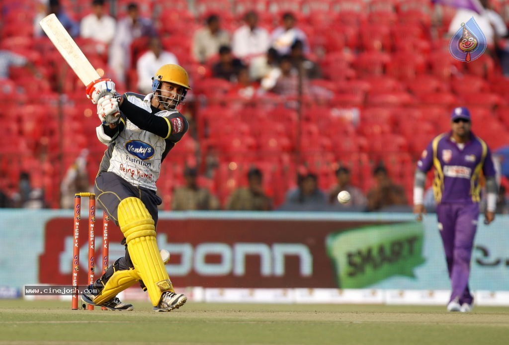 Bengal Tigers Vs Mumbai Heroes Match - 89 / 216 photos