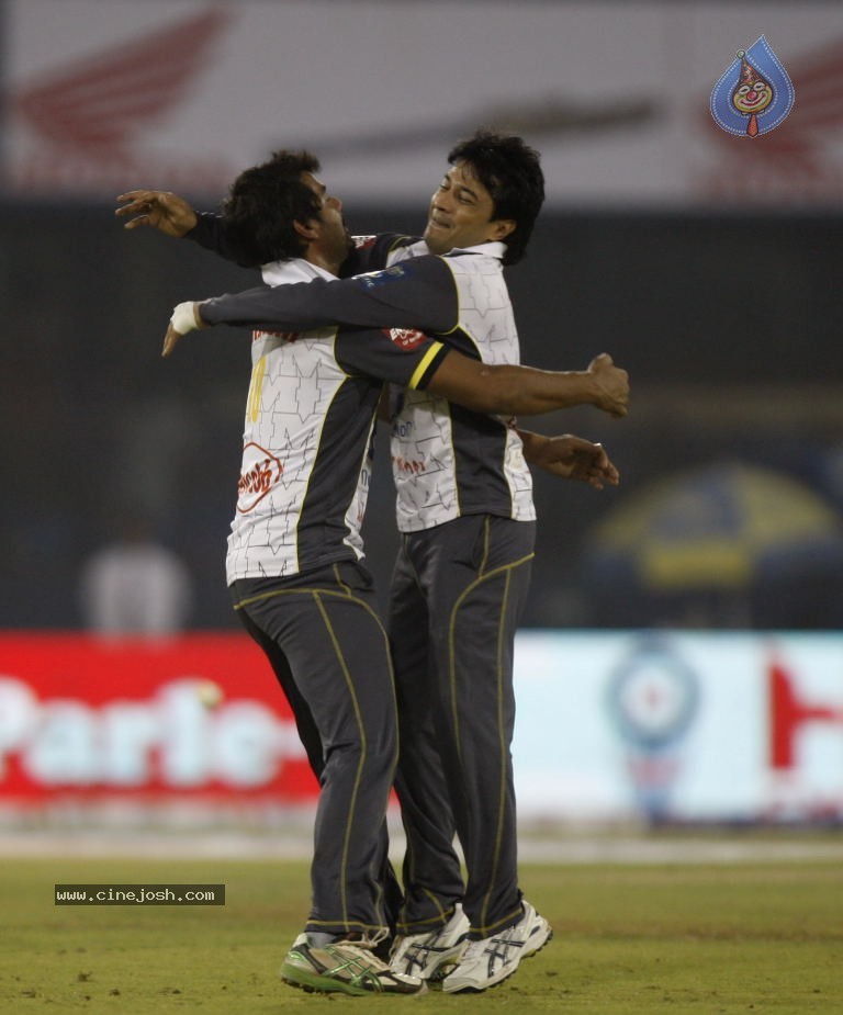 Bengal Tigers Vs Mumbai Heroes Match - 90 / 216 photos