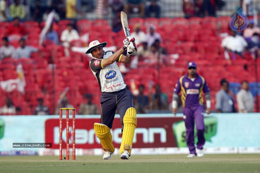 Bengal Tigers Vs Mumbai Heroes Match - 91 / 216 photos