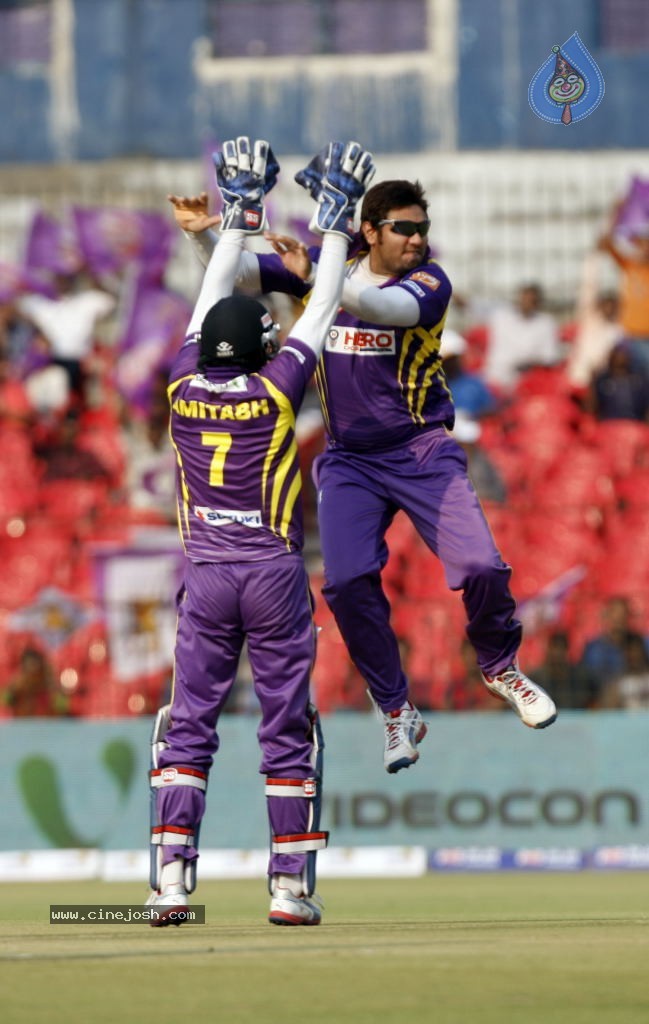 Bengal Tigers Vs Mumbai Heroes Match - 96 / 216 photos