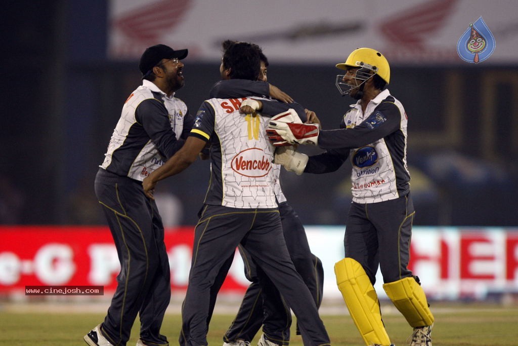 Bengal Tigers Vs Mumbai Heroes Match - 97 / 216 photos