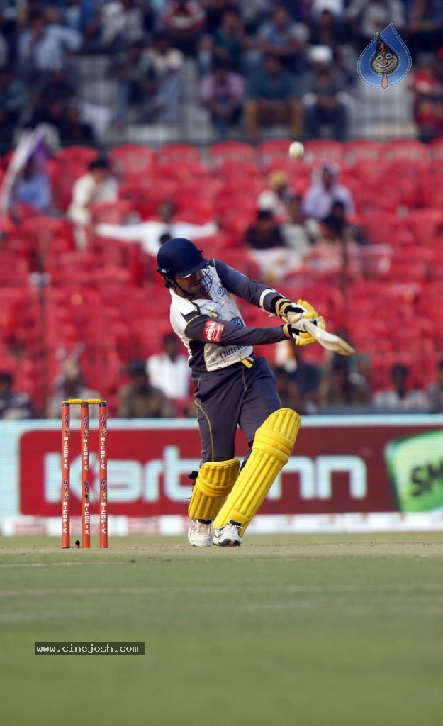 Bengal Tigers Vs Mumbai Heroes Match - 98 / 216 photos