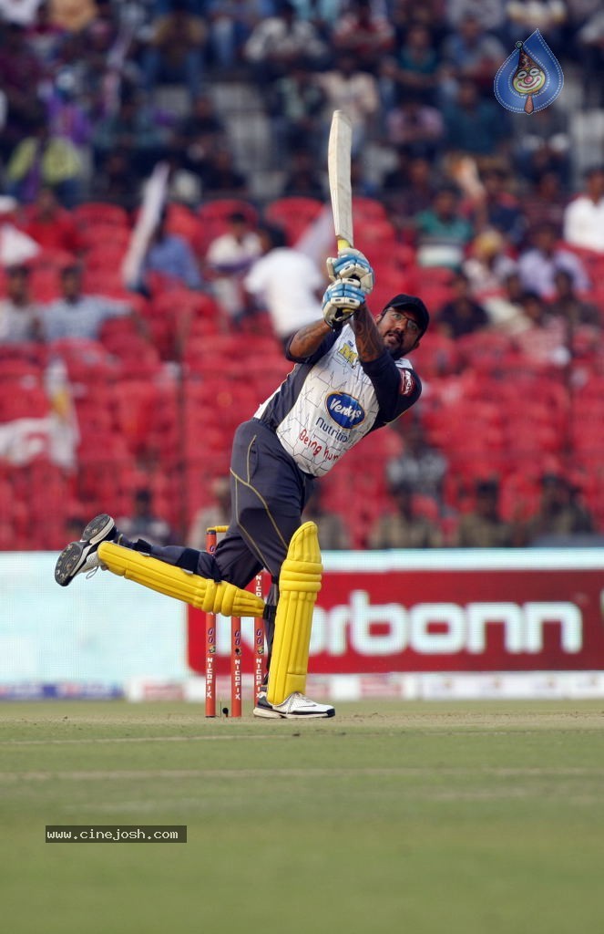 Bengal Tigers Vs Mumbai Heroes Match - 99 / 216 photos