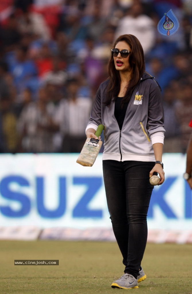 Bengal Tigers Vs Mumbai Heroes Match - 100 / 216 photos