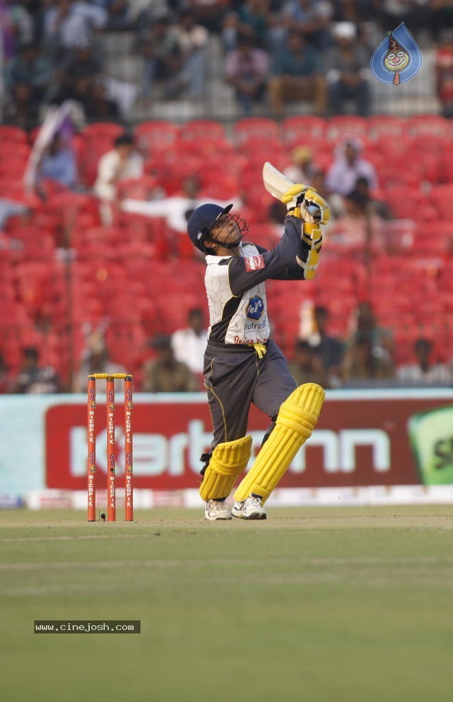 Bengal Tigers Vs Mumbai Heroes Match - 102 / 216 photos
