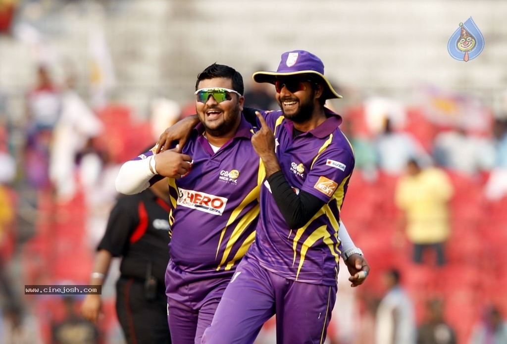 Bengal Tigers Vs Mumbai Heroes Match - 120 / 216 photos