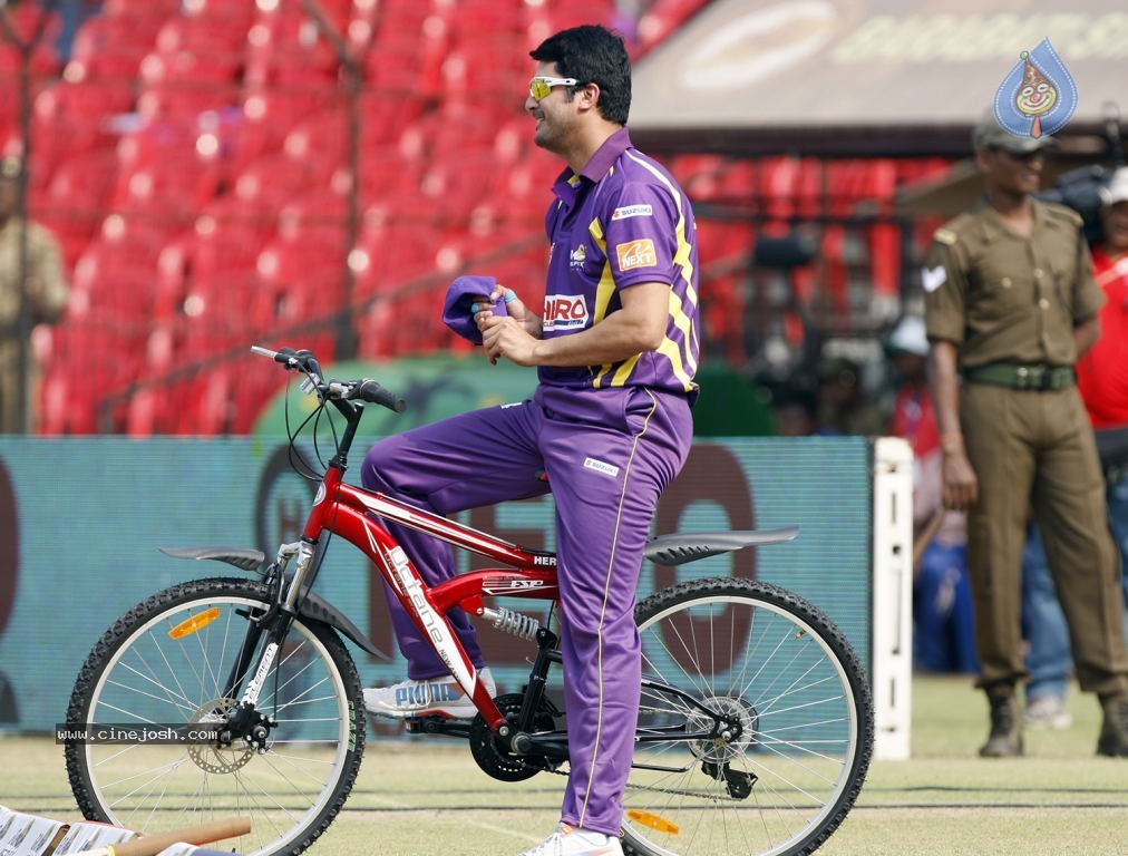 Bengal Tigers Vs Mumbai Heroes Match - 200 / 216 photos