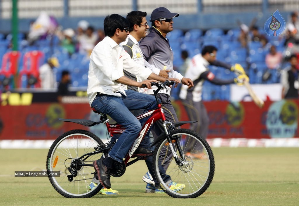Bengal Tigers Vs Mumbai Heroes Match - 206 / 216 photos