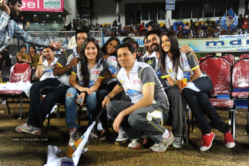 Bengal Tigers Vs Mumbai Heroes Match Photos - 19 / 55 photos