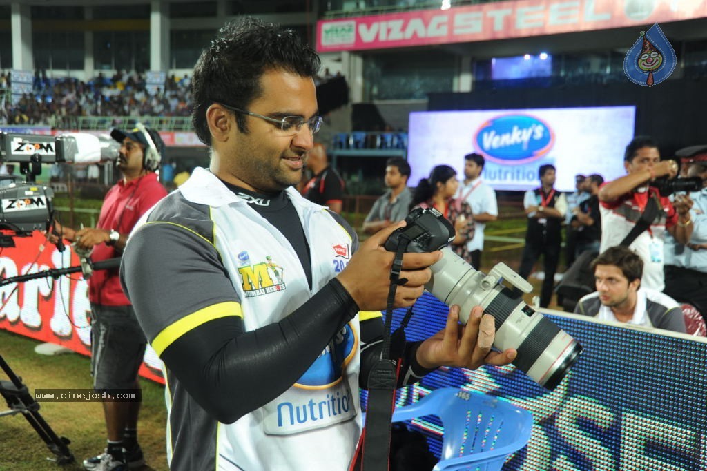 Bengal Tigers Vs Mumbai Heroes Match Photos - 39 / 55 photos