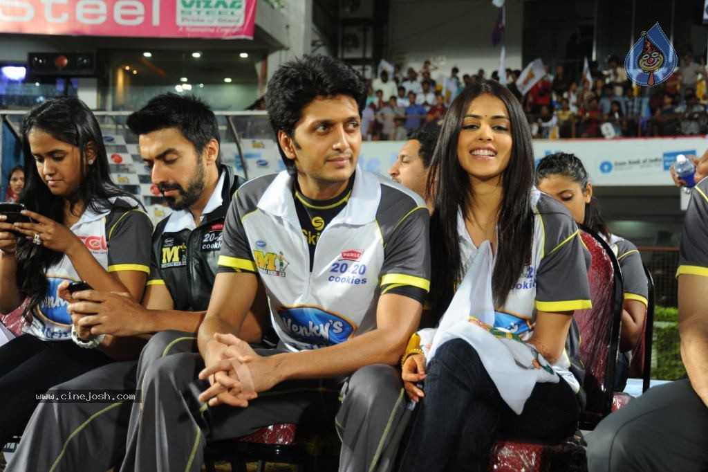 Bengal Tigers Vs Mumbai Heroes Match Photos - 44 / 55 photos