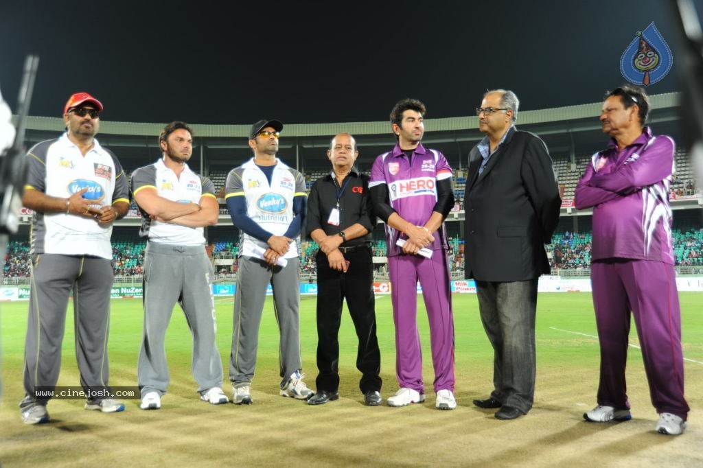Bengal Tigers Vs Mumbai Heroes Match Photos - 49 / 55 photos
