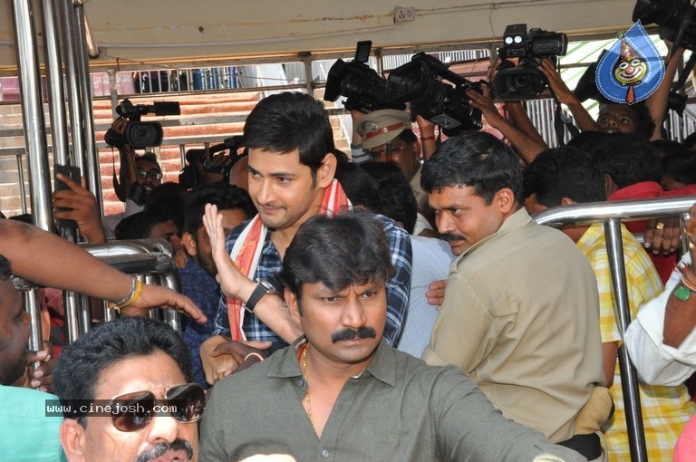Bharat Ane Nenu Movie Team At Vijayawada Durgamma Temple - 3 / 12 photos