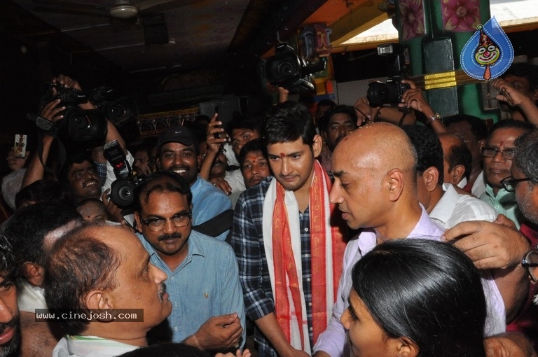 Bharat Ane Nenu Movie Team At Vijayawada Durgamma Temple - 10 / 12 photos