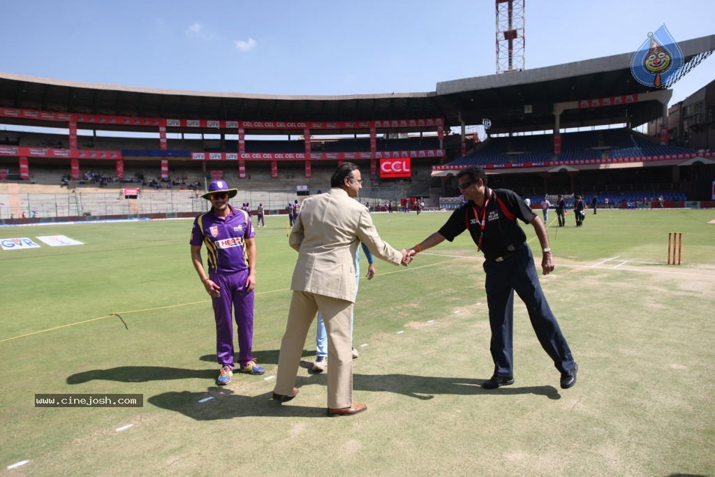 Bhojpuri Dabanggs Vs Bengal Tigers Match Photos  - 46 / 71 photos