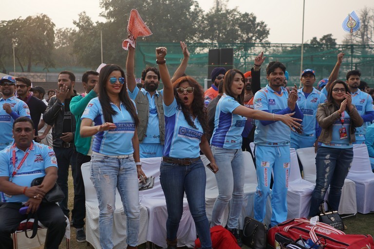 Bhojpuri Dabanggs Vs Mumbai Heroes Match  - 19 / 50 photos