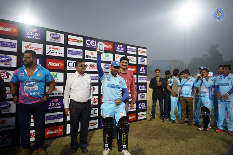 Bhojpuri Dabanggs Vs Mumbai Heroes Match  - 30 / 50 photos