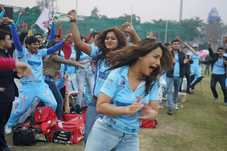 Bhojpuri Dabanggs Vs Mumbai Heroes Match  - 36 / 50 photos