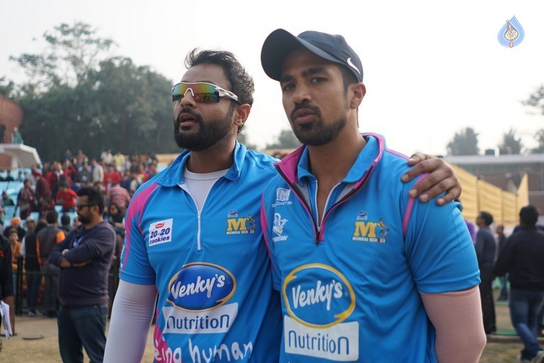 Bhojpuri Dabanggs Vs Mumbai Heroes Match  - 37 / 50 photos