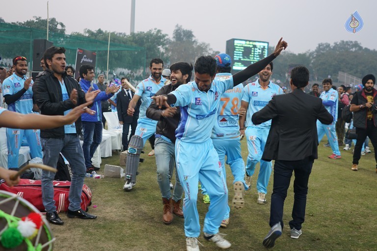 Bhojpuri Dabanggs Vs Mumbai Heroes Match  - 38 / 50 photos