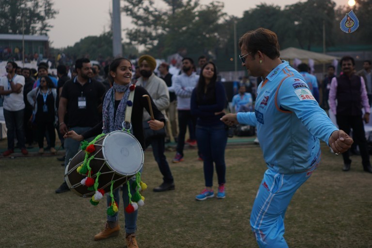 Bhojpuri Dabanggs Vs Mumbai Heroes Match  - 40 / 50 photos