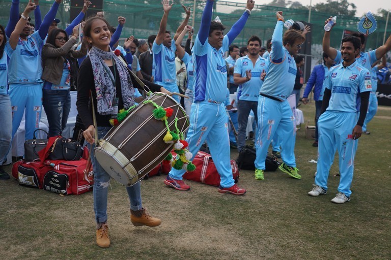 Bhojpuri Dabanggs Vs Mumbai Heroes Match  - 41 / 50 photos