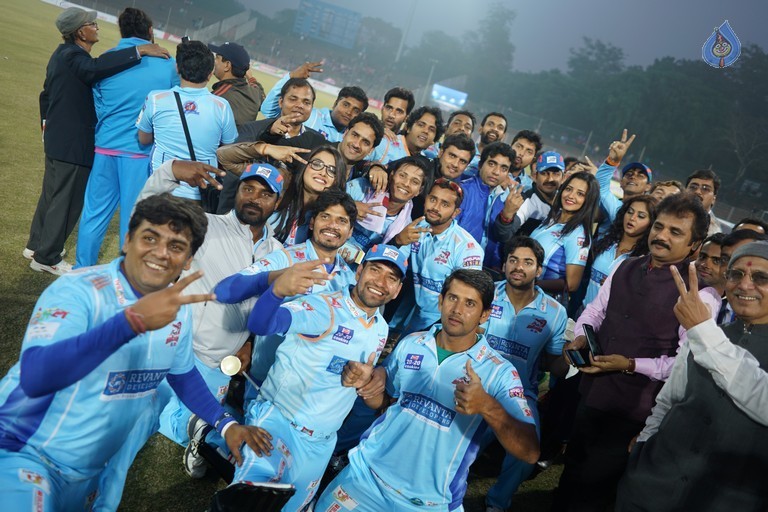 Bhojpuri Dabanggs Vs Mumbai Heroes Match  - 43 / 50 photos