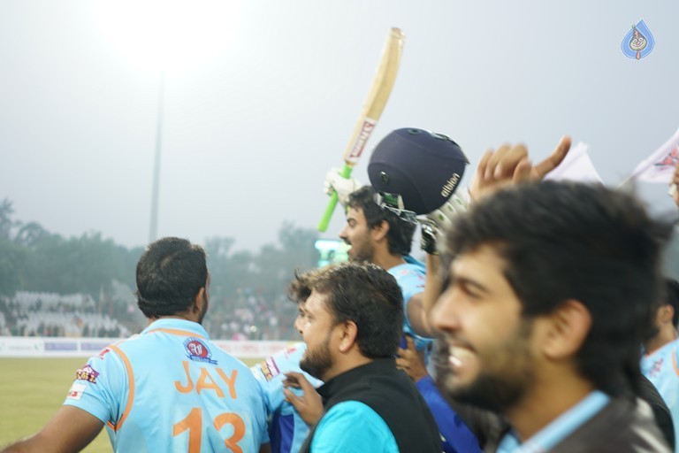 Bhojpuri Dabanggs Vs Mumbai Heroes Match  - 50 / 50 photos