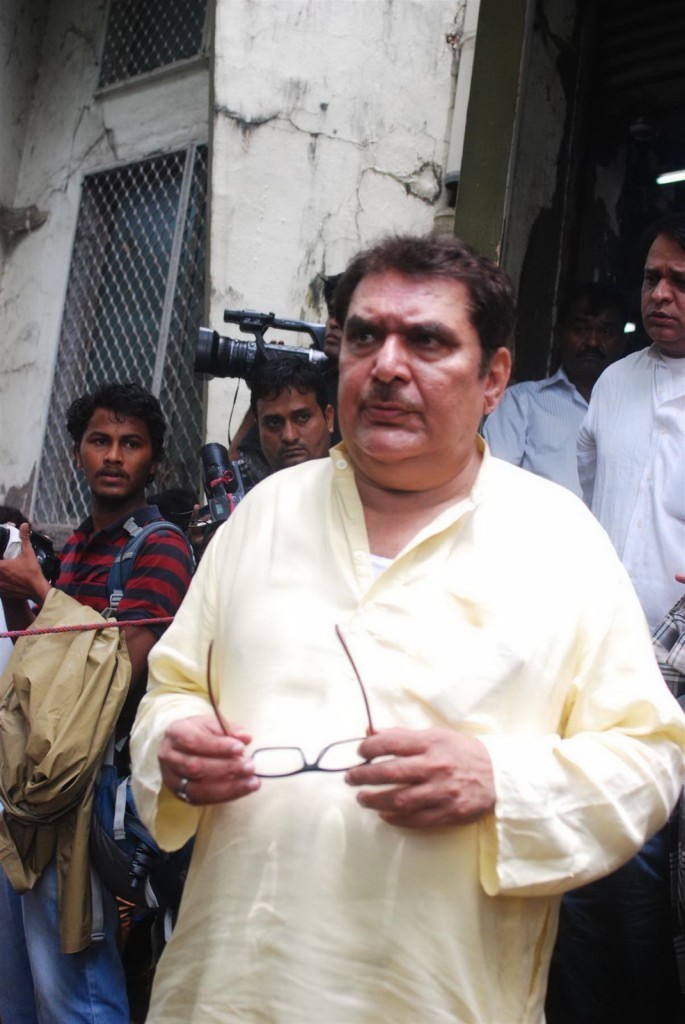 Bolly Celebs at Pran Cremation Ceremony  - 3 / 97 photos