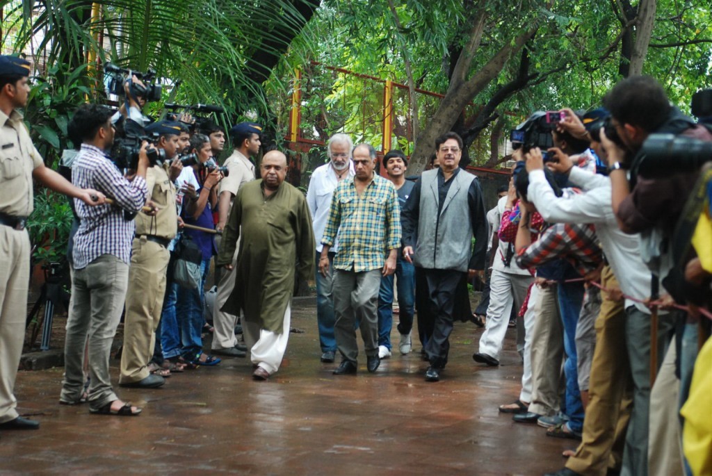Bolly Celebs at Pran Cremation Ceremony  - 9 / 97 photos