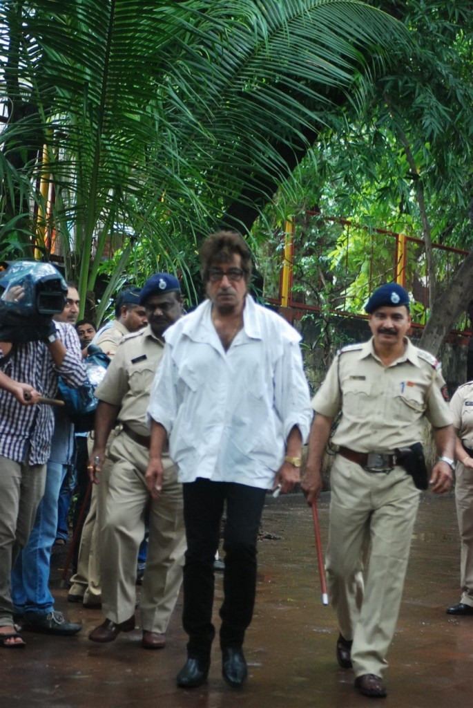 Bolly Celebs at Pran Cremation Ceremony  - 17 / 97 photos