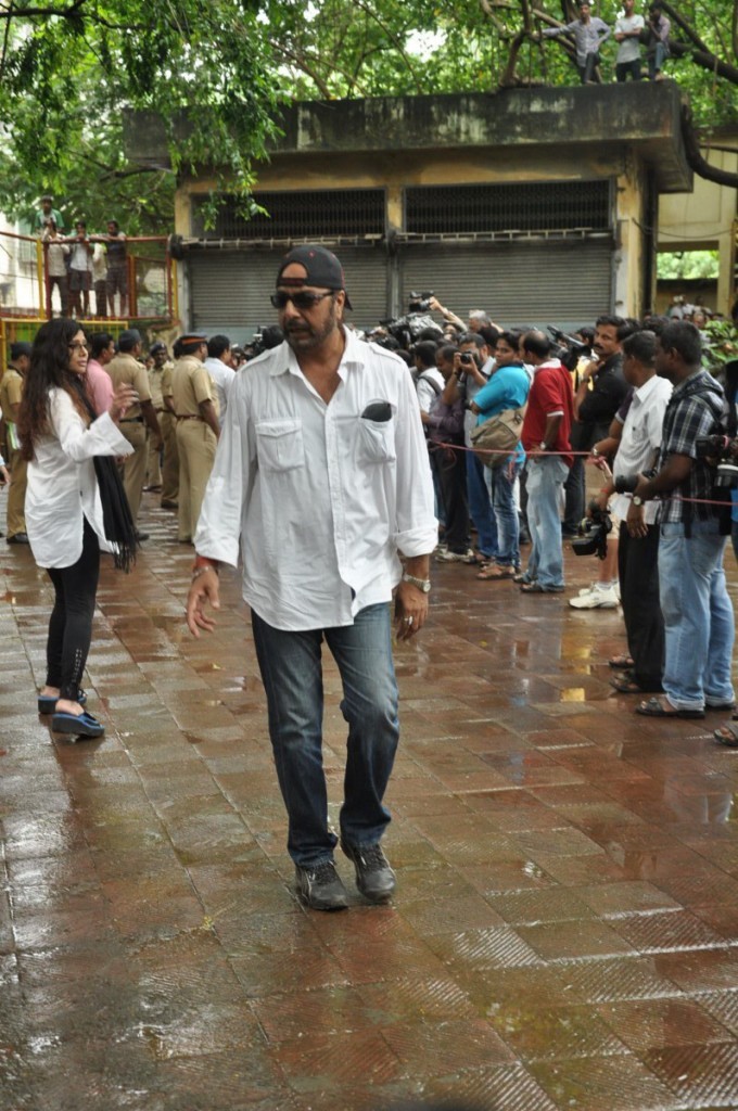 Bolly Celebs at Pran Cremation Ceremony  - 21 / 97 photos