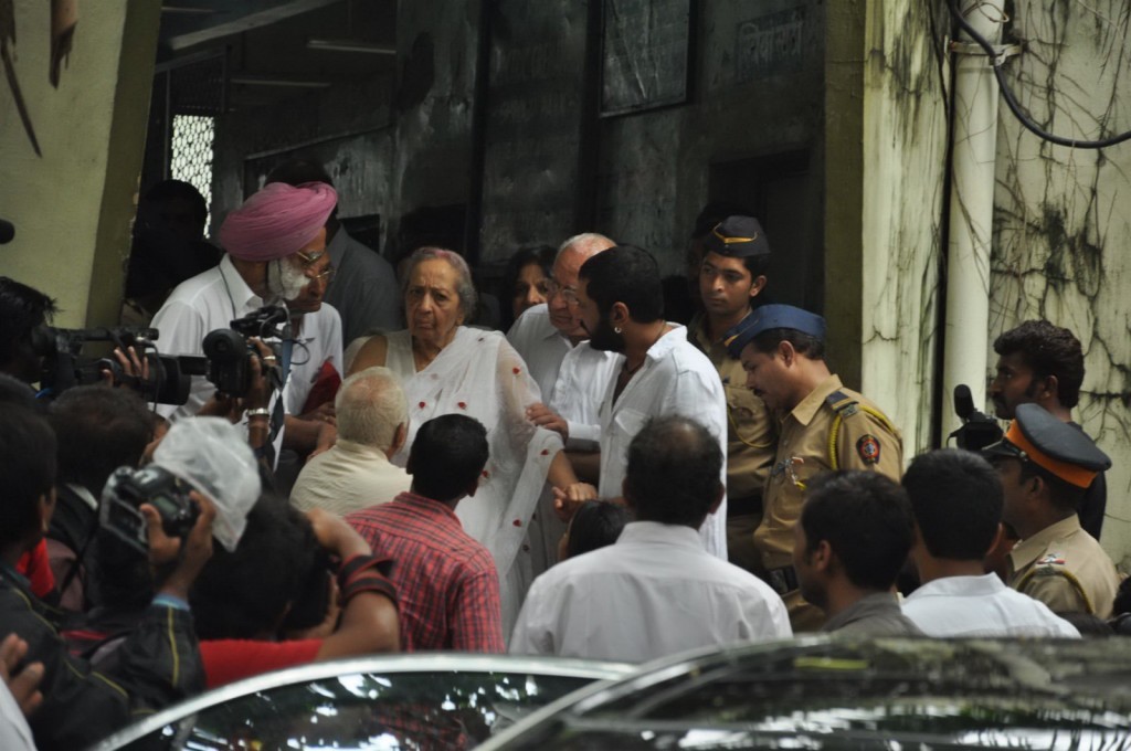 Bolly Celebs at Pran Cremation Ceremony  - 24 / 97 photos