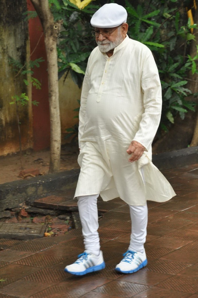 Bolly Celebs at Pran Cremation Ceremony  - 37 / 97 photos