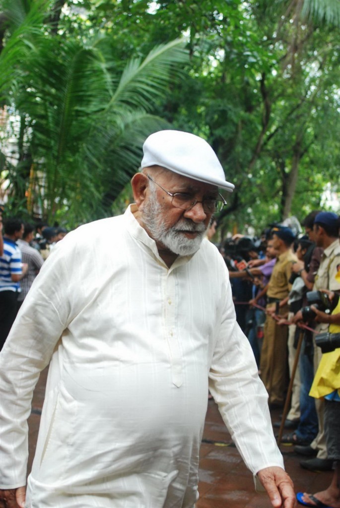 Bolly Celebs at Pran Cremation Ceremony  - 40 / 97 photos