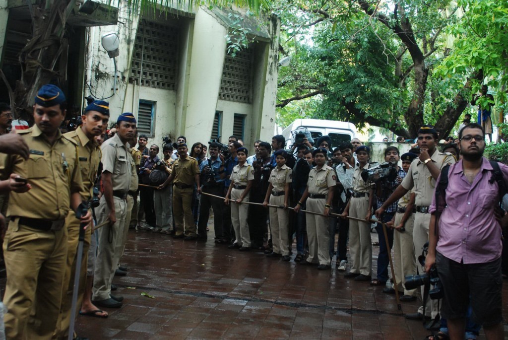 Bolly Celebs at Pran Cremation Ceremony  - 42 / 97 photos