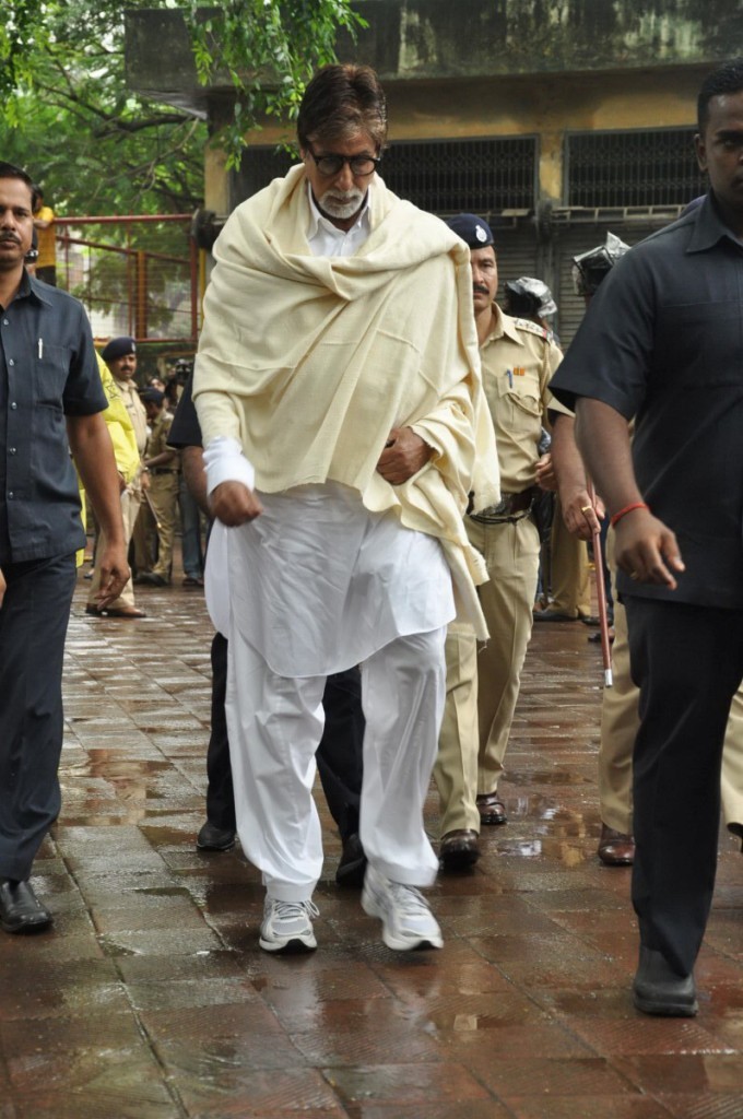 Bolly Celebs at Pran Cremation Ceremony  - 44 / 97 photos