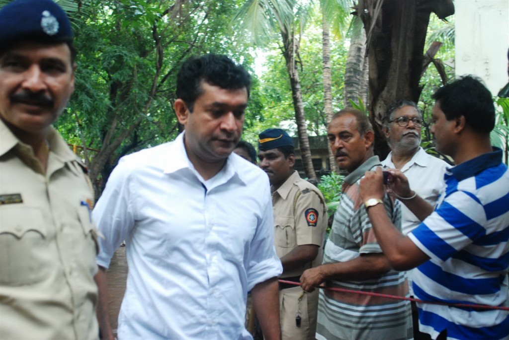 Bolly Celebs at Pran Cremation Ceremony  - 51 / 97 photos