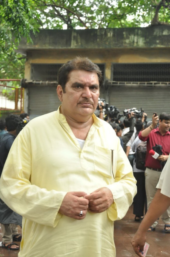 Bolly Celebs at Pran Cremation Ceremony  - 59 / 97 photos