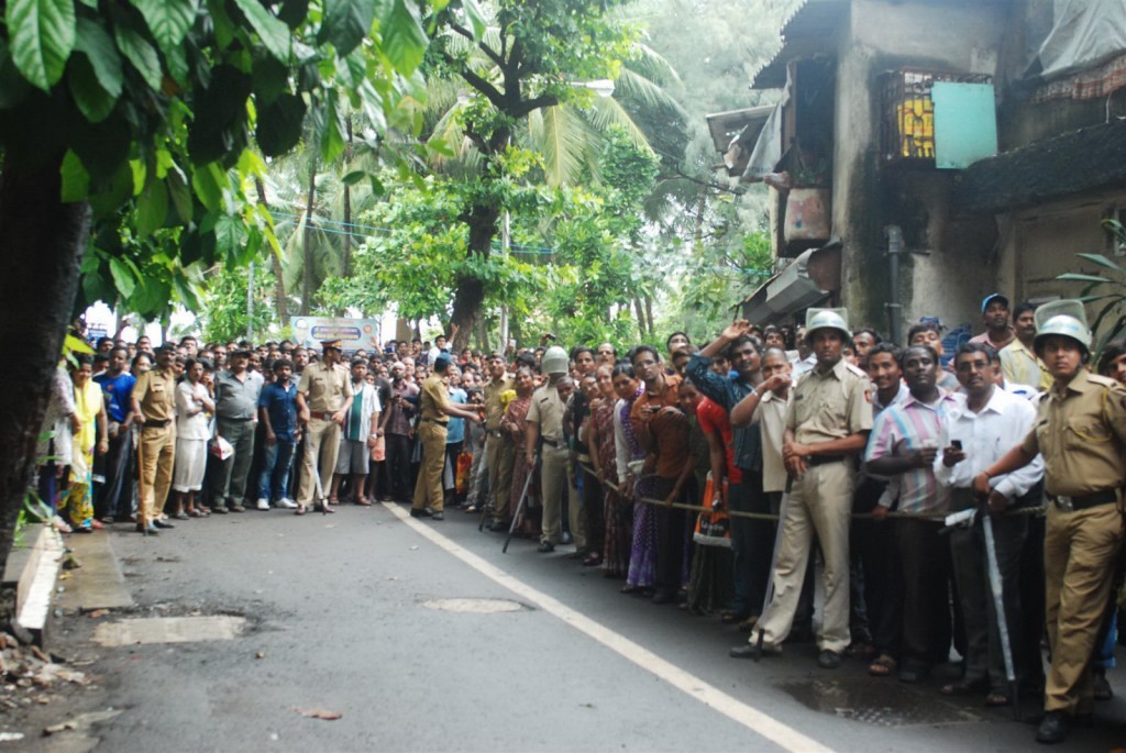 Bolly Celebs at Pran Cremation Ceremony  - 61 / 97 photos