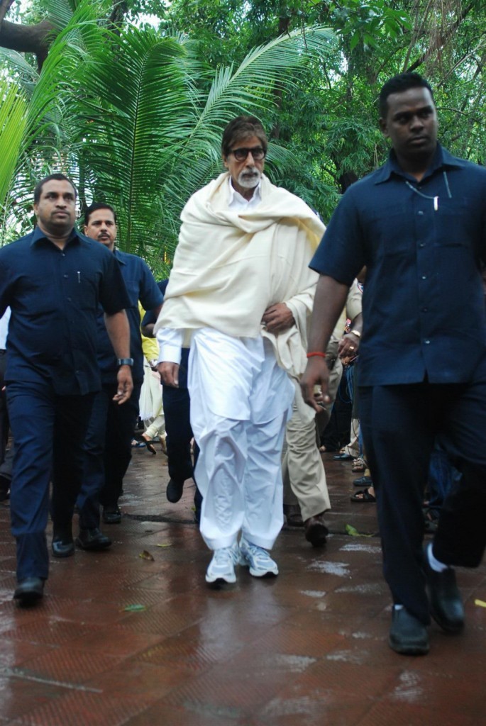 Bolly Celebs at Pran Cremation Ceremony  - 65 / 97 photos