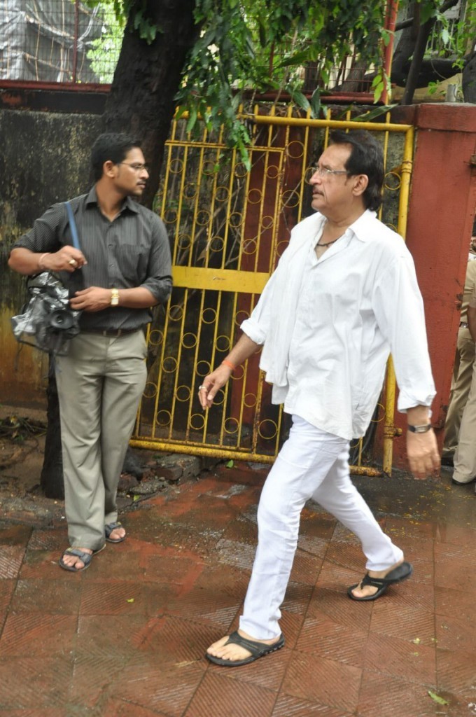 Bolly Celebs at Pran Cremation Ceremony  - 68 / 97 photos
