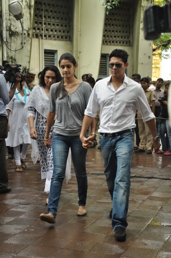 Bolly Celebs at Pran Cremation Ceremony  - 72 / 97 photos