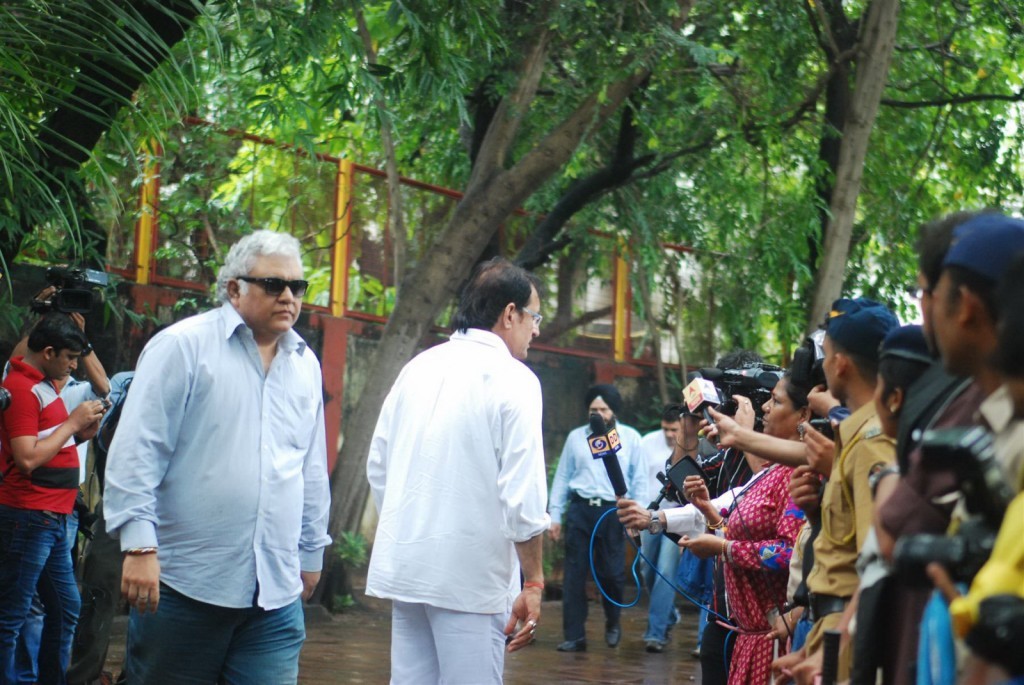 Bolly Celebs at Pran Cremation Ceremony  - 76 / 97 photos